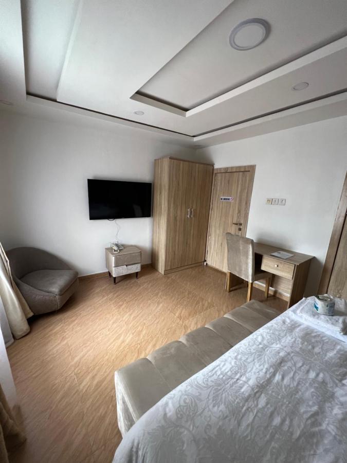 Thapunchline Hotels Ікеджа Екстер'єр фото